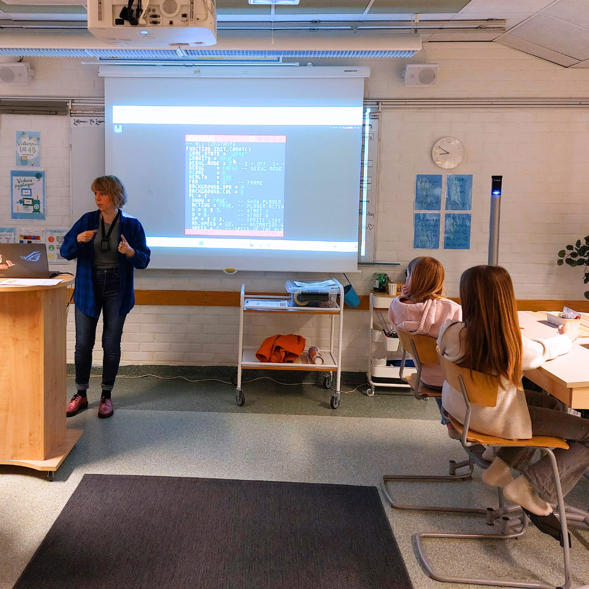 Moa Slöjdmaskinen föreläser i klassrum